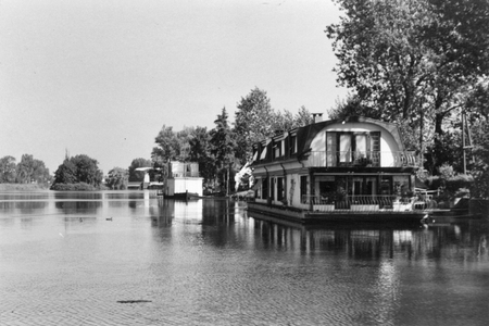 841819 Gezicht op de Vecht tussen Loenen en Vreeland, met enkele woonboten.